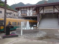 噴水の湧き出る《宇奈月温泉駅》。朝7時前なので、まだ誰もいません。