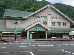 黒部峡谷鉄道のトロッコ列車の起点《宇奈月駅》です。

駅周辺には、まだほとんど人がいません。