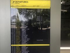 ドゥブロブニク空港の案内板。ソラリーモチーフの液晶パネル。かわいい。
1日の運行する飛行機が1枚に収まってしまうくらい。小さい空港です。