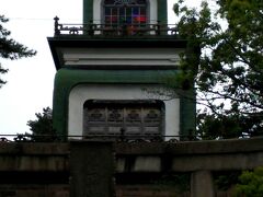 ひと駅だけバスに乗り尾山神社へ　前田利家公とお松の方を祀る神社です
この美しい神門を見たかったのです。ギヤマン張りが美しい。
もとはご神灯が点灯され、金沢の街を照らし、また遠く日本海を航行する船の目標たらしめたもの。第三層目に設置された避雷針は日本最古のものだそうです。（尾山神社HPより）
