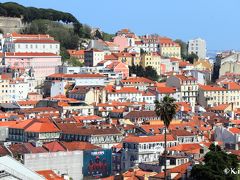 「７つの丘の街」と呼ばれるリスボンの街並みを堪能するなら、ぜひ展望台へ。
たくさんの展望台がある中、最も有名なサン・ペドロ・デ・アルカンタラ展望台からの景色は、以前CMで見たことある人も多いはず。
オレンジ屋根の街並みとテージョ川の眺めはやっぱいいね～、となるはずが…、フェンスがあって展望台に入れない。。。
どうやら工事中らしく（工事やってる様子もないけど）、本当はもっと綺麗な眺めだったかと思うとちょっとガッカリ。。。