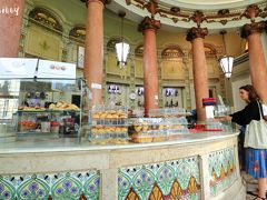 リスボンでは可愛いカフェ巡りも楽しいひと時の一つ。
大理石の壁やカウンターにカラフルタイルが素敵なカフェPastelaria Sao Roque。
こんなにおしゃれなのに、思いっきりローカル向けのカフェだったのでちょっと拍子抜け(笑)　コーヒーとか安かった！
サン・ペドロ・デ・アルカンタラ展望台から近いので、景色を楽しんだ後にお茶タイムもいいかも♪