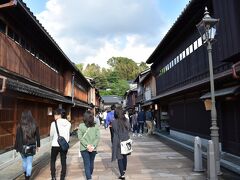 ここがひがし茶屋街のいわゆる目抜き通り。

女子うけする土産物屋がたくさんありますが、
