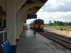 ここはラオスで唯一の鉄道駅です。
タイのノンカーイとの国際直通列車が1日2往復運行されています。