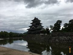松本城
国宝
現存する５重６層の木造天守としては日本最古。