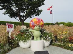 港の見える丘公園　展望台の横に立つガーデンベア