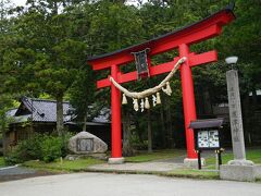 小木港から車で20分 くらい、佐渡島の南西に位置する羽茂地区にて木々に囲まれるように鎮座している佐渡国一宮の度津神社です。