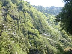 そこから見上げると、断崖絶壁の《奥鐘山》がそびえていました。