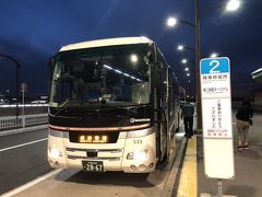 今回の旅の始まりは、東京駅から。
仕事終わりに向かって、今回はバスで成田を目指すことに。
利用したのはTHEアクセス成田(http://accessnarita.jp/)。
1000円で、空港まで約70分くらいかな。

電車よりはゆっくり、でも安い。