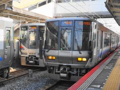 和歌山駅から大和路快速で日根野まで、関空快速に乗り換え関西空港に向かいます。
