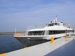 洲本港 ～泉州港（関西空港ポートターミナル）
所要時間65分、1日5往復、「まりーんふらわあ2」が就航する。
2017年7月9日運航開始、グループ会社の淡路関空ラインが運航する。