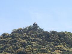 背後には三熊山、頂上に洲本城が見えます。
