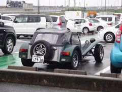 　次の休憩地「道の駅 潮見坂」にやって来た時には、雨も本格的になりました。
　すごい車が停まっていましたが、雨の中ではじっくり観察することもできず、