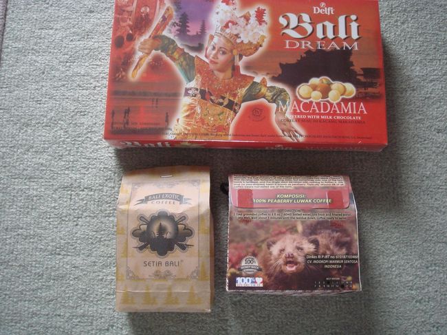 知人へのお土産です。<br />チョコレートとバリのコーヒーです。