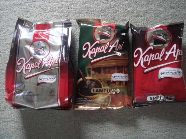 老舗「Kapal Api」のコーヒーです。<br />既に粉になっています。