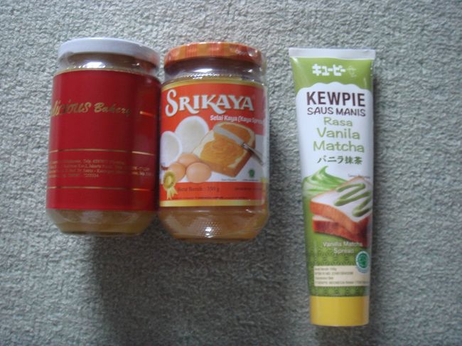 パンに塗って食べます。<br />スリカヤ2種類とKEWPIE製の抹茶味