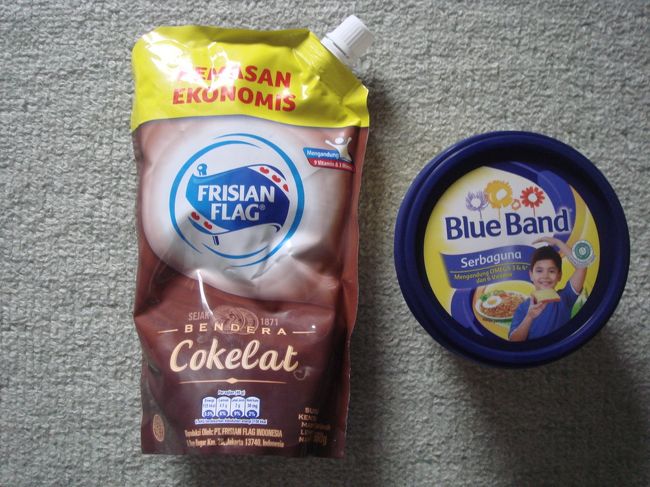 アボカドジュースに混ぜるチョコレイト味の練乳とインドネシアで昔から有名な<br />マーガリンです。