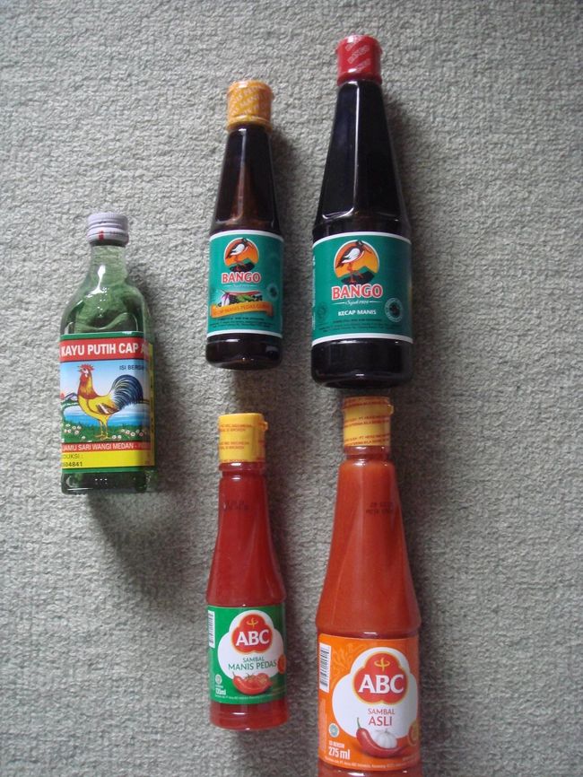 老舗 Bango の甘い醤油とABC のチャべ。<br />不調の時の万能薬のMinyak Kayu Putih、Minyak Angin 驅風油。