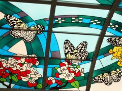 石垣港離島ターミナルの桟橋屋根には、オオゴマダラが描かれていた。