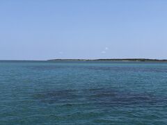 出港から30分弱で黒島に到着。

ここの海は本当に綺麗だ～♪