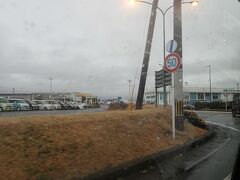 嘉例川駅を出て７～８分走ると鹿児島空港の前に戻って来ました。
嘉例川と鹿児島空港は直線距離にして２～３Ｋｍ，道路距離でも５Ｋｍほどと、とても近いんです。でも、残念なことに空港アクセス駅としては機能していないようです。