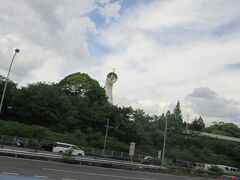 これが、有名な「太陽の塔」

近くで見るとかなり大きい。