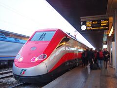 07：25　発の特急列車　Frecciarossaに乗ります。

1st(business)を　TRENITALIAのサイトから予約しました。
2人で117ユーロでした。

ホームにある券売機で当日乗車券を購入することもできますが
料金は1人111.25ユーロでした、事前購入だと約半額なのでお得です。
