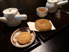 ダンナさんは ほうじ茶とどら焼き、やっちまはロシアケーキで甘いもの補給。
ロシアケーキって何ぞや？と思ったら、懐かしい感じの ゆずジャムをはさんだクッキーでした。

