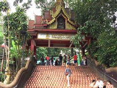 5/17 ワット プラ タート ドイ ステープ(Wat Pra That Doi Suthep)チェンマイ市内中心部から車で約40分で山の頂上にあります、規模は小さいですが、チェンマイ一番の観光地で観光客が多いです。山の頂上まで急な階段を歩くので結構汗をかきました。
