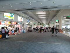 那覇空港
いっつも思います。すれ違う人たちは今沖縄に着いたばかり、いいなぁって。