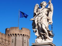 城壁にそってサンタンジェロ城まで　歩いてきました。

カステル・サンタンジェロ「聖天使の城」
なんて美しい名前でしょうか…
