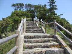 さ、では公園を展望台を目指そう。

って、この階段を登るんですか？

この先もまだまだ高台まで距離が有るんです。