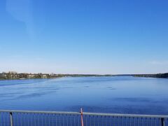 しばらくずっと走って、大きな川を渡る。

きっとダウガヴァ川だと思う。