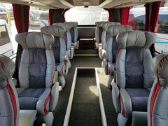 やった~バス・バス~♪

ビジネスクラスの座席は、後方５列。

・普通席　16ユーロ≒2,430円。
・ビジネスクラス　28ユーロ≒3,780円

その差1,350円。

車窓を楽しみたい方は、ビジネスをおすすめいたします。

バス会社はLux Express。
下記サイトにて、あらかじめ予約ができますよ。（座席指定可）
https://luxexpress.eu/en