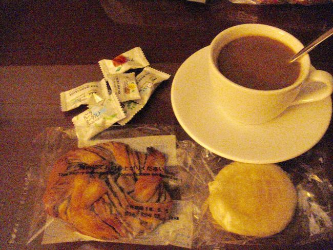 私だけ日本時間で目覚めたので機内で貰ったパンで小腹を満たします。
