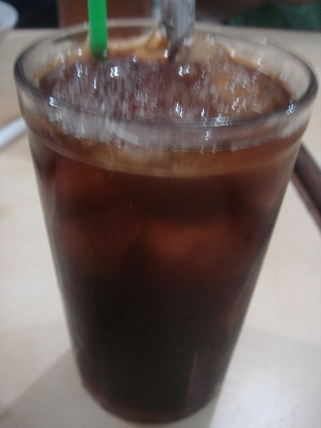 「Kopi Es TAK KIE 徳記茶室」<br />アイスコーヒーです。<br />最近は薄くなったとの評判です。<br />暑い国なのでホットで飲む人はここでは見当たりません。<br />アイスだとどうしても薄く感じられますね。<br />現大統領が前職のジャカルタ市長時に訪れたらしく写真が飾られています。<br />ここは中華系のご老人の溜まり場的です。