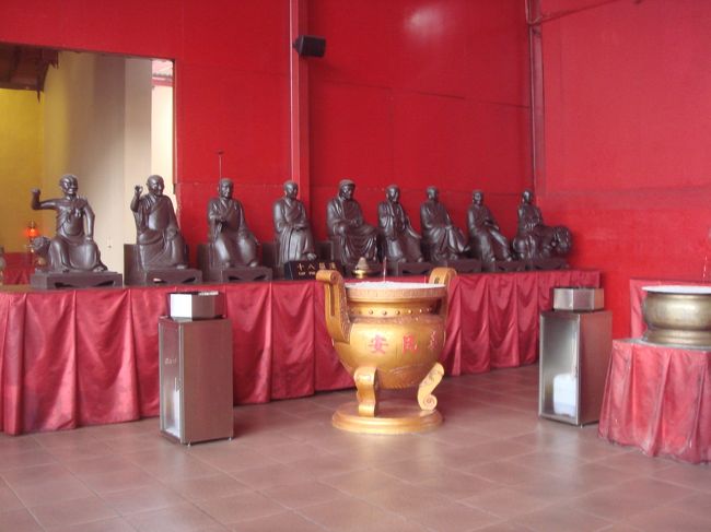 参拝客が早朝の為か少なくて線香の煙も穏やかでした。