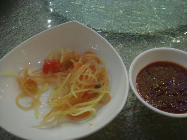 箸休めの漬物と香味料。