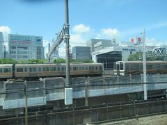 静岡駅では停車中の東海道線の車両を横目に