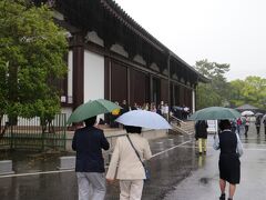 雨の中の興福寺の国宝館です。