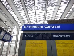 ロッテルダム中央駅に到着です。2014年の初オランダの時に、パリから来て最初に降りたのがこのロッテルダム中央駅でした。駅がリニューアルしたばかりでピカピカで、旅の始まりにワクワクしたのを今でも思い出します。その時はデルフトに向かう途中で、時間が遅かったので泣く泣く駅の外に出るのは諦めたのでした。そして、またロッテルダムに来るぞ！と決意して、今ここに居ます。