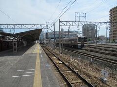 すぐ隣はＪＲ飯田線の豊川駅。なぜ同じ駅名にしないのか不思議なほど近く。