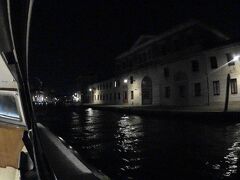 ２０分ほど海を渡っていよいよ運河入口に到着。
明かりでほの暗く見えるのがまた趣深い。