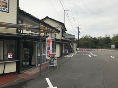 20分ちょいで東尋坊に到着です。バスの停車場おりてすぐのお土産やさんで無料で荷物を預かってもらえます。