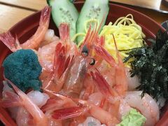 小腹がすいたので海鮮丼をいただきます。甘エビのいいのが入っているとのことで甘エビ丼
