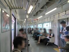 ４両の電車内は立ち客も少しいて、予想していたのとは大違い多くの人が。
特に子供連れや外国人のお客さんが目立ちます。
土曜日だから行楽客が多いのかな？