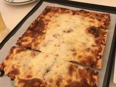 お昼ご飯は、水着のままで食べられるのでプールサイドの『ツリーバー』へ。
ピザマルゲリータは長方形！
ホテルのレストランにしちゃあ、めっちゃボリューム満点！
クラストは薄目のパンぽい生地。
ソースもチーズも特に癖もなく。
主食としては万人受けするし、家族連れにはいいかも。
