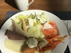 4/30（月）、3日目朝食も『アイランダーテラス』のビュッフェ。
コールドハムやチーズ、フライドフィッシュなど。
グアムの食材ってみんな空輸だから、そう言われると確かにメニューがそこはかとなく機内食っぽい・・？でもヒルトンの朝食は、和洋中、老若男女に好かれるように、いろんな国の人においしく思ってもらえるように、すごく頑張ってます。

個人的には甘い物が得意でないんですが、パンプディングおいしいです。
余ったパンで翌日作る残り物料理ですが、シナモンが効いてておいしいのです。
