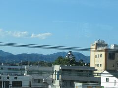 掛川駅手前では車窓に掛川城。
