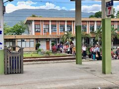 １２時４６分知本（ジーベン）駅到着。大勢の中国人旅行者と思われる団体がホームに入ってきました。知本は温泉で有名だそうです。